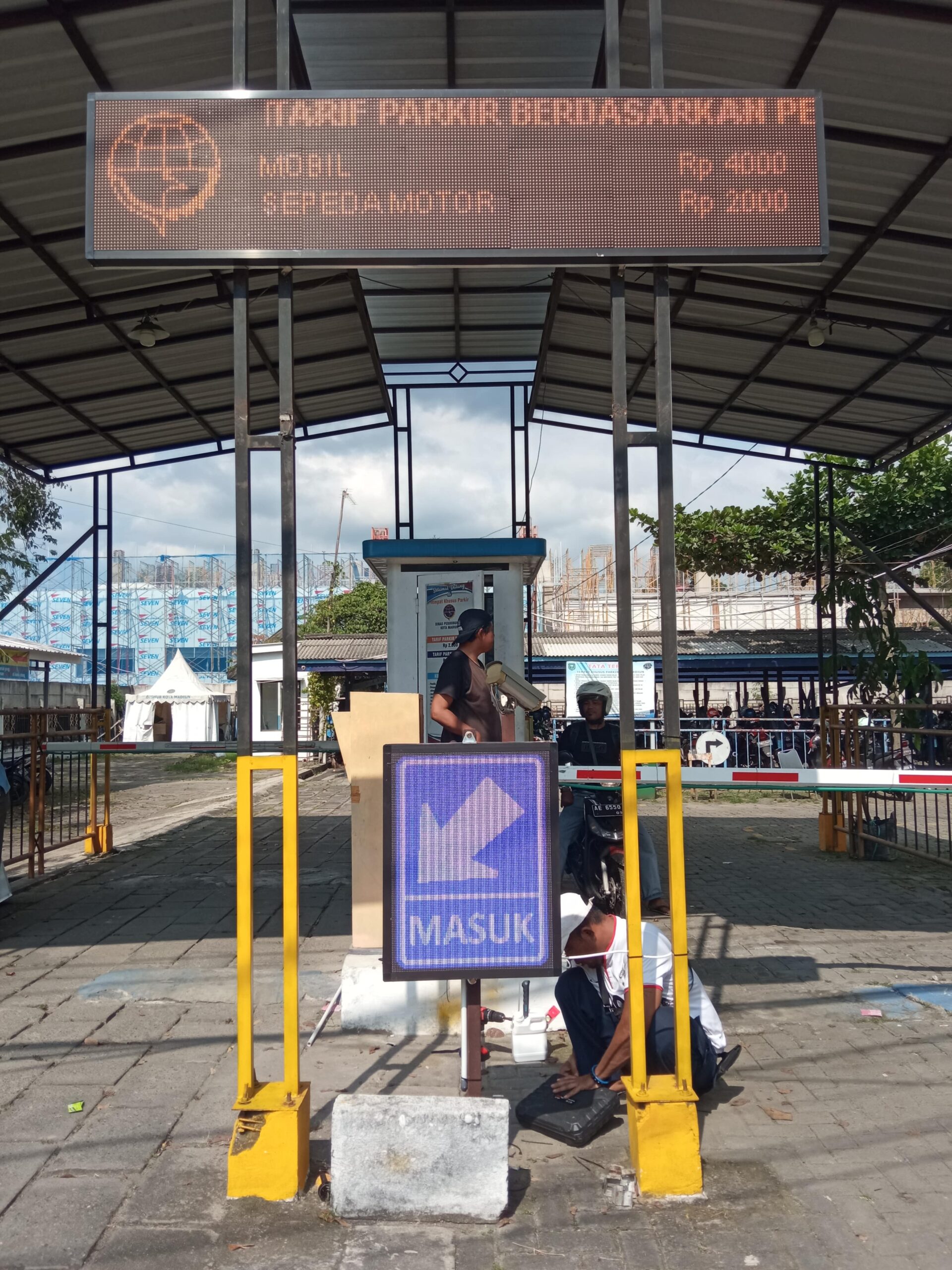 Pemasangan Running Text Parkir Terminal Kota Madiun-min