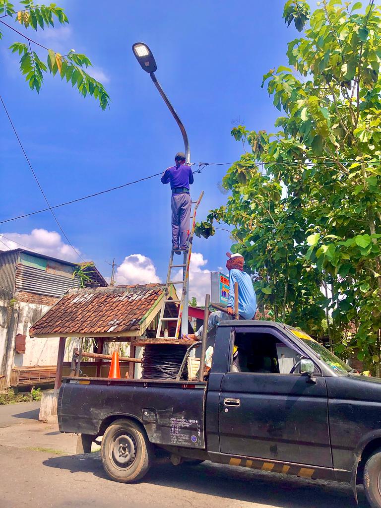 Pembongkaran PJU - CV Pelangi Caruban